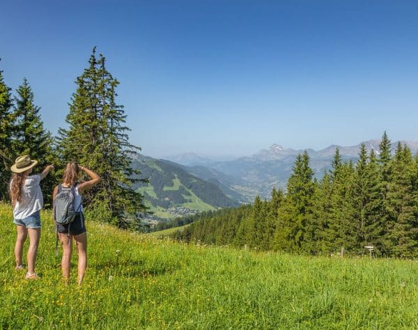 Deux jeunes filles en summer camp à Megève, dans les Alpes