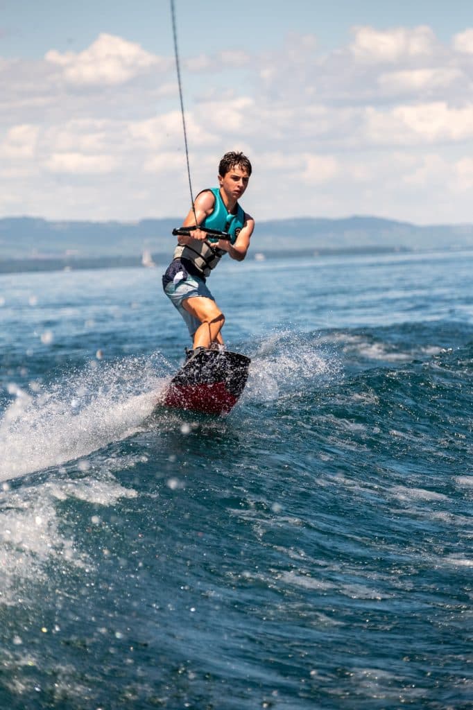 activité wakeboard au summer camp du Léman à Genève, en Suisse