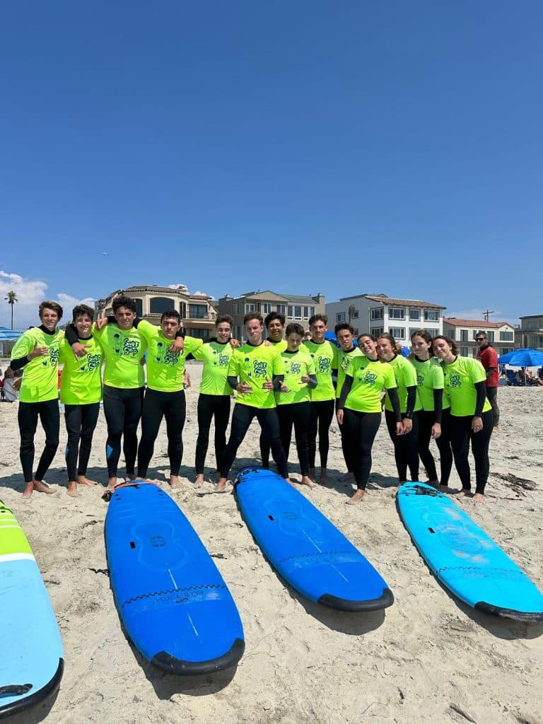 groupe d'étudiants en séjour linguistique, prêts pour une initiation au surf