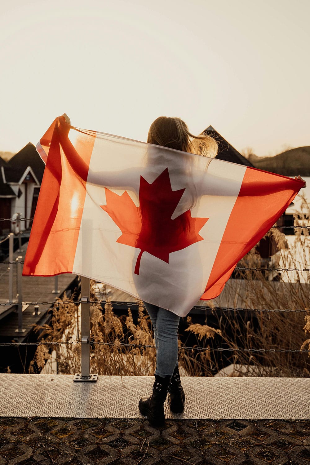 Jeune fille arborant le drapeau canadien