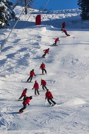 jeunes skieurs en camp de ski dans les Alpes suisses, à Villars-sur-Ollon