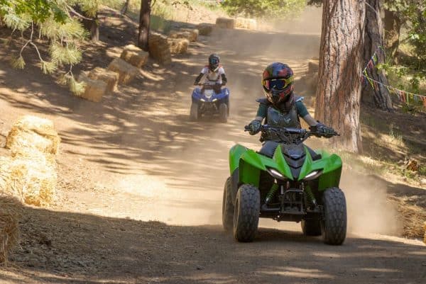 Deux jeunes sur un quad, une des activités d'un summer camp américain en Californie