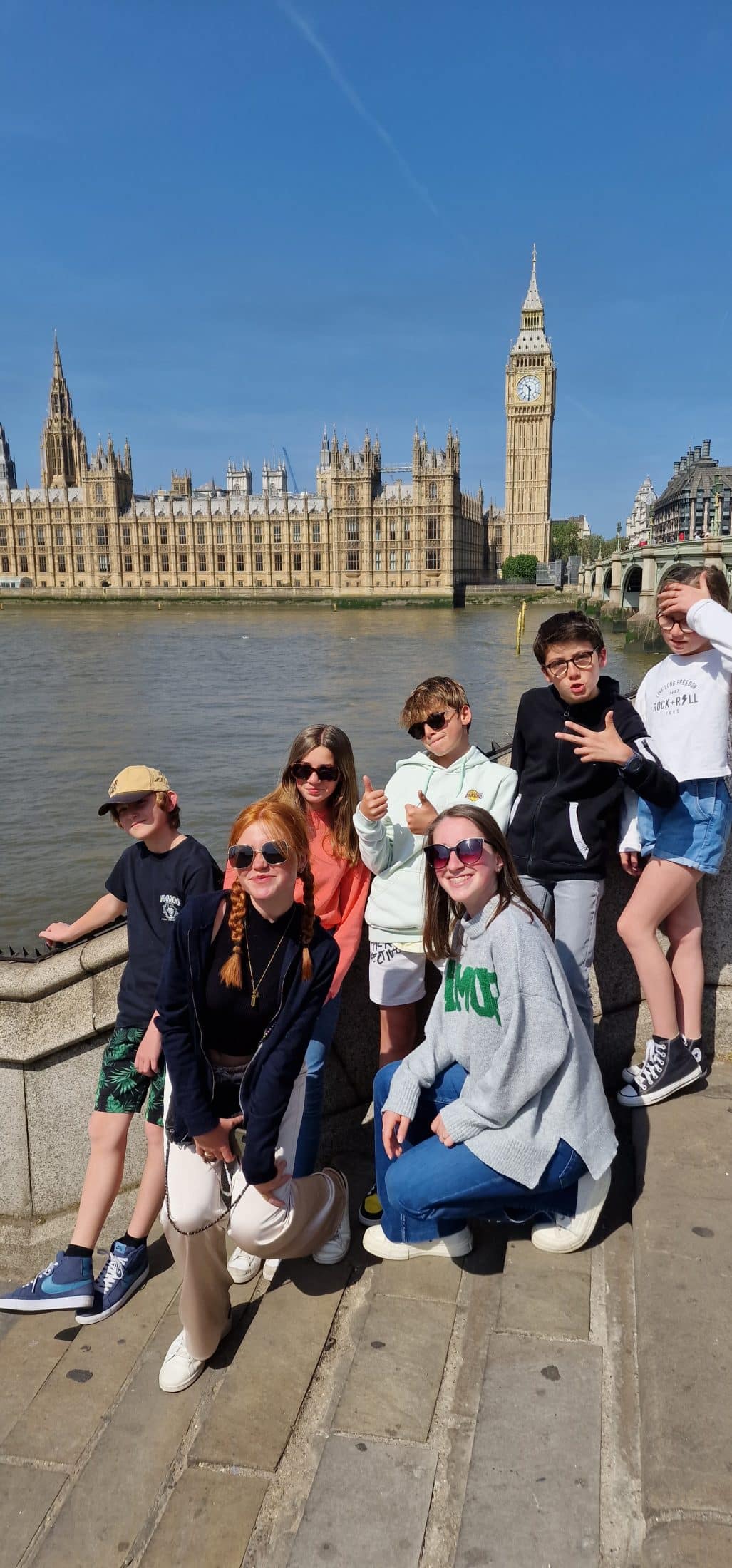 Groupe d'adolescents devant le palais de Westminster et Big Ben, durant leur séjour linguistique à Londres